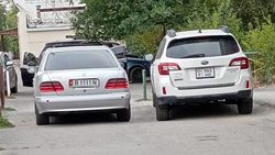 Горожанин просит установить железные стойки на тротуаре по Абая возле музыкальной школы. Фото