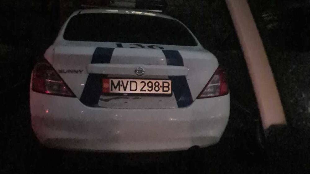 Машина МВД ночью припаркована во дворе дома по ул.Токтоналиева. Фото