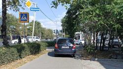 «Фит» едет по тротуару на проспекте Чуй. Видео