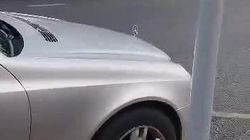 «Мерседес» с армянскими номерами заблокировал остановку на Чуй—Манаса. Видео