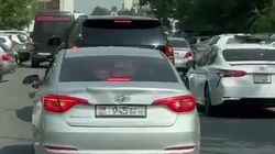 Дорога по Орозбекова стала однополосной из-за припаркованных машин. Видео