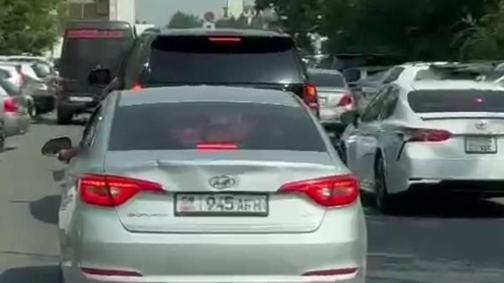 Дорога по Орозбекова стала однополосной из-за припаркованных машин. Видео