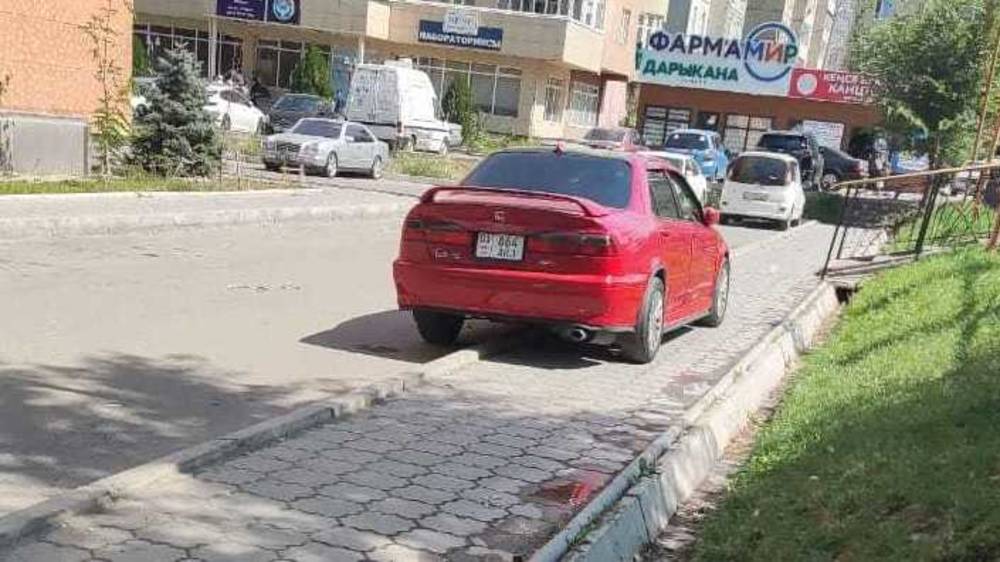 В Тунгуче «Хонду Аккорд» припарковали на тротуаре. Фото