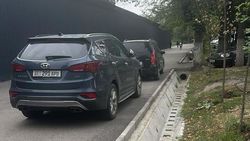 На тротуаре напротив Дворца спорта паркуют машины. Фото