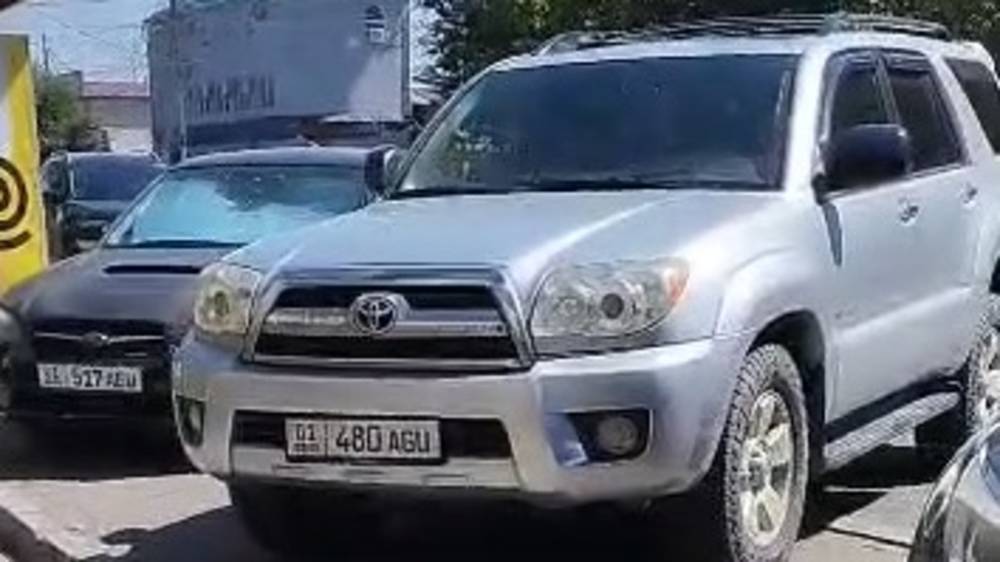 Остановка на Московской снова заставлена машинами. Видео