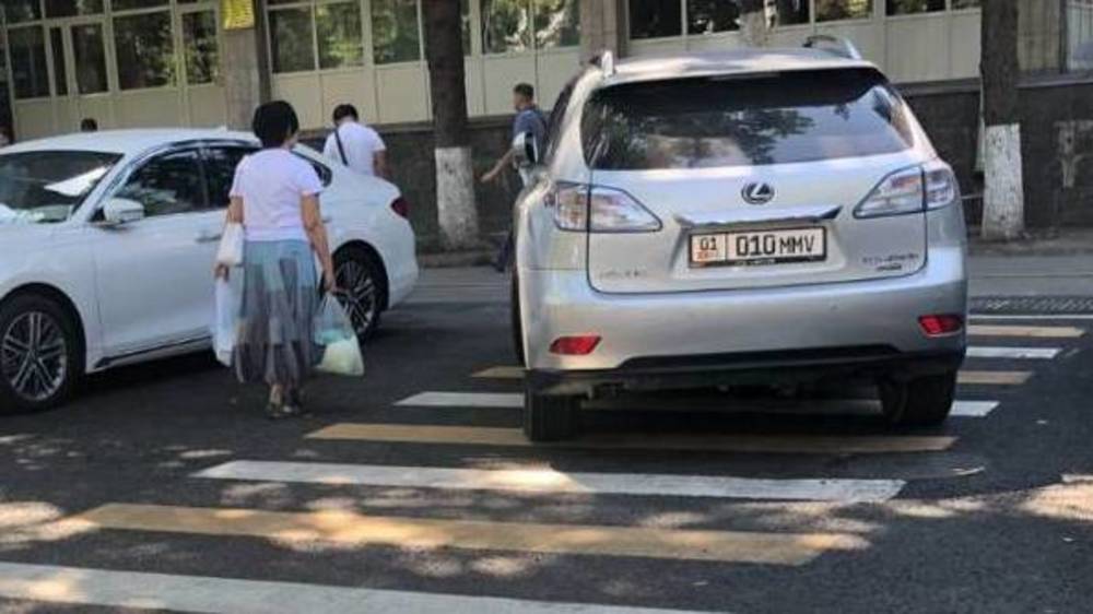 Lexus RX 450 припарковали на «зебре» возле Минфина. Фото