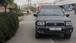 «Ниссан Патфайндер» припарковали, заехав на тротуар. Фото