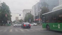 «Мерседес S500» проехал на красный. Видео