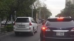 Lexus GX460 едет по встречке по полосе для общественного транспорта на Киевской. Фото