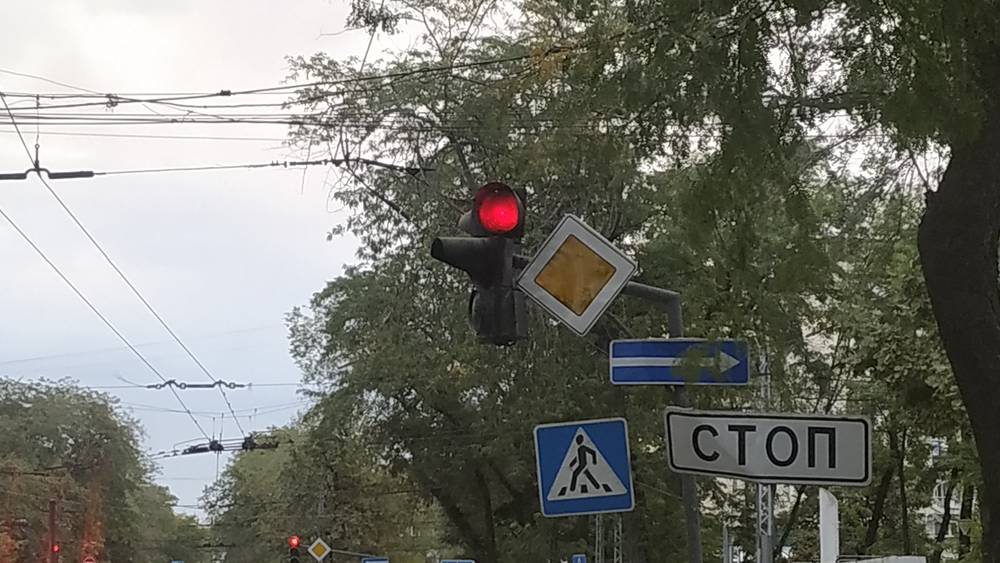 Светофор на Московской «развалился». Фото