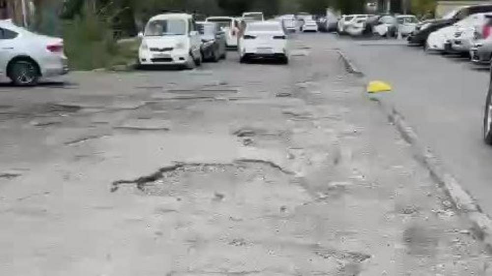 Дорога по ул.Фатьянова превратилась в танкодром. Видео горожанина
