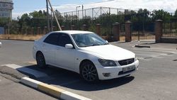 «Тойота» припаркована на «зебре» возле школы. Фото