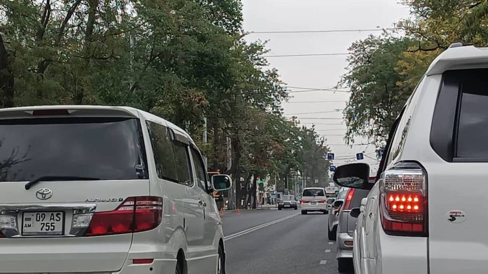 Водитель просит изменить знаки над дорогой на Советской—Жибек Жолу