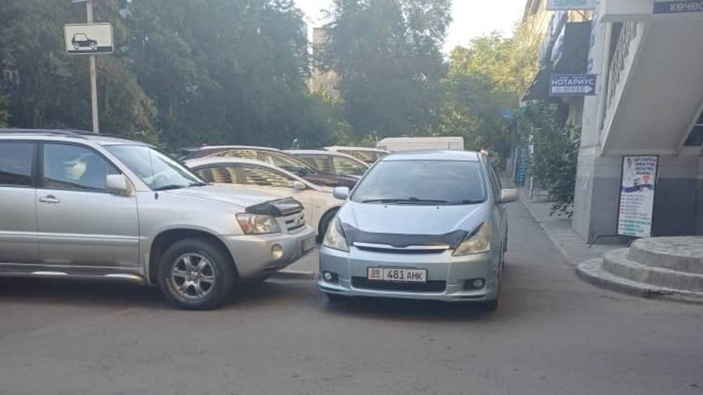 «Тойоту» со штрафами 8500 сомов припарковали на тротуаре на Шопокова. Фото