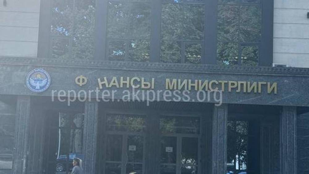 В Минфине рассказали, почему на фасаде здания упала буква «И»