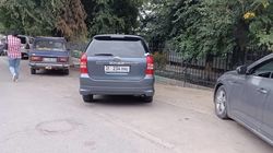 Возле Чуйской областной ЦСМ тротуары заставлены машинами. Фото