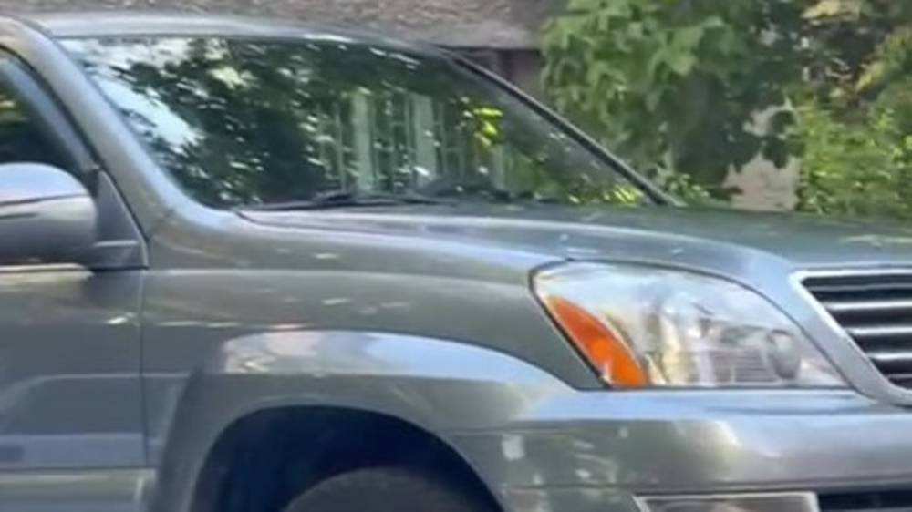 На аллее перед ЦСМ №2 припарковали Lexus GX470. Видео