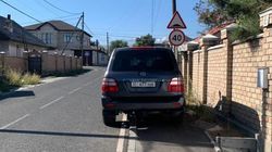 «Крузак 100» стоит на тротуаре по ул.Бектенова. Фото горожанина