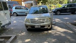 «Тойоту Ист» припарковали на тротуаре по бульвару Эркиндик. Фото
