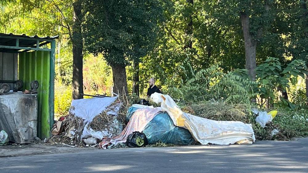 На ул.Щербакова убирают мусор, но оставляют кучи возле баков. Фото горожанки