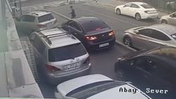 Тротуар на ул.Абая превратили в дорогу, уже образуются пробки. Видео