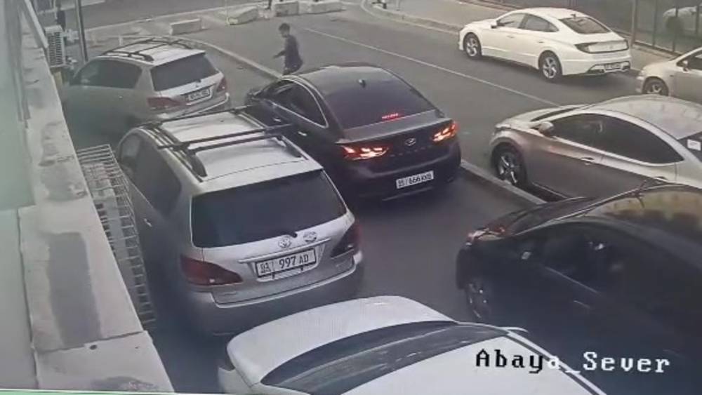 Тротуар на ул.Абая превратили в дорогу, уже образуются пробки. Видео