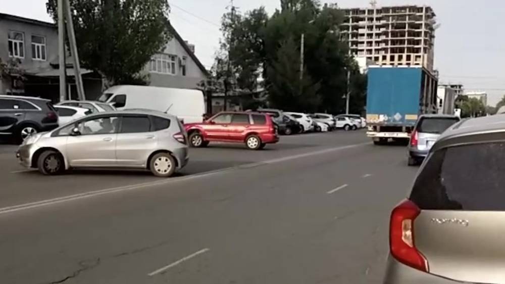 Водители не знают, что Юнусалиева—Медерова перекрыта и разворачиваются. Видео горожанки