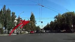 На Советской «Хонда» повернула с третьего ряда, проехав на красный. Видео