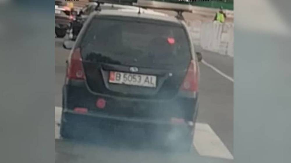 Авто Daihatsu едет по площади «Ала-Тоо» и дымит. Видео
