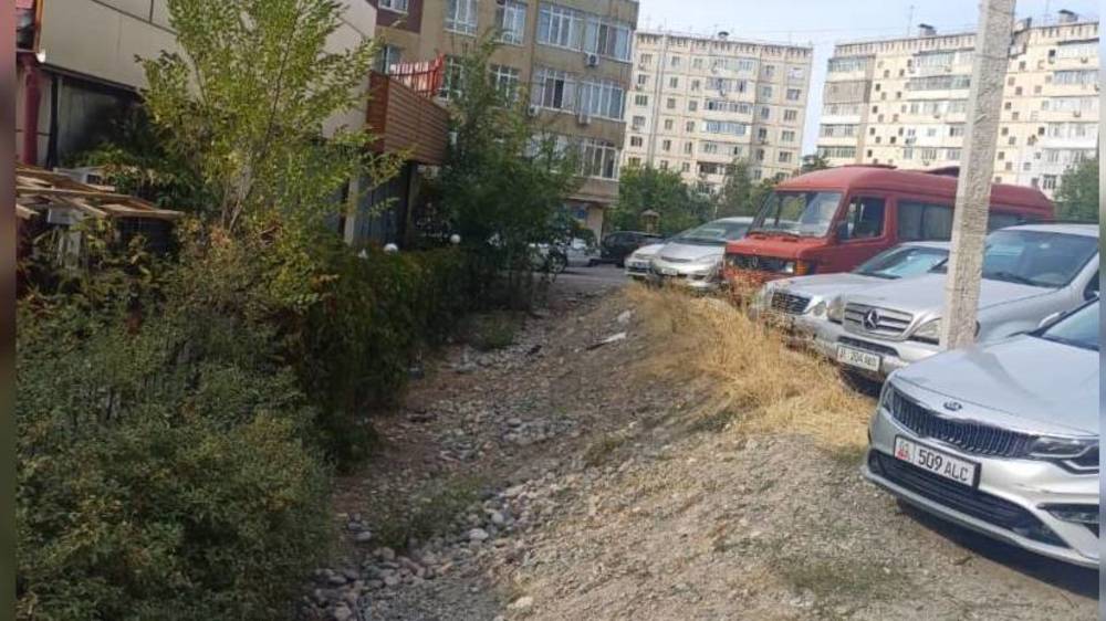 В 12 микрорайон парковка заканчивается оврагом, - горожанин