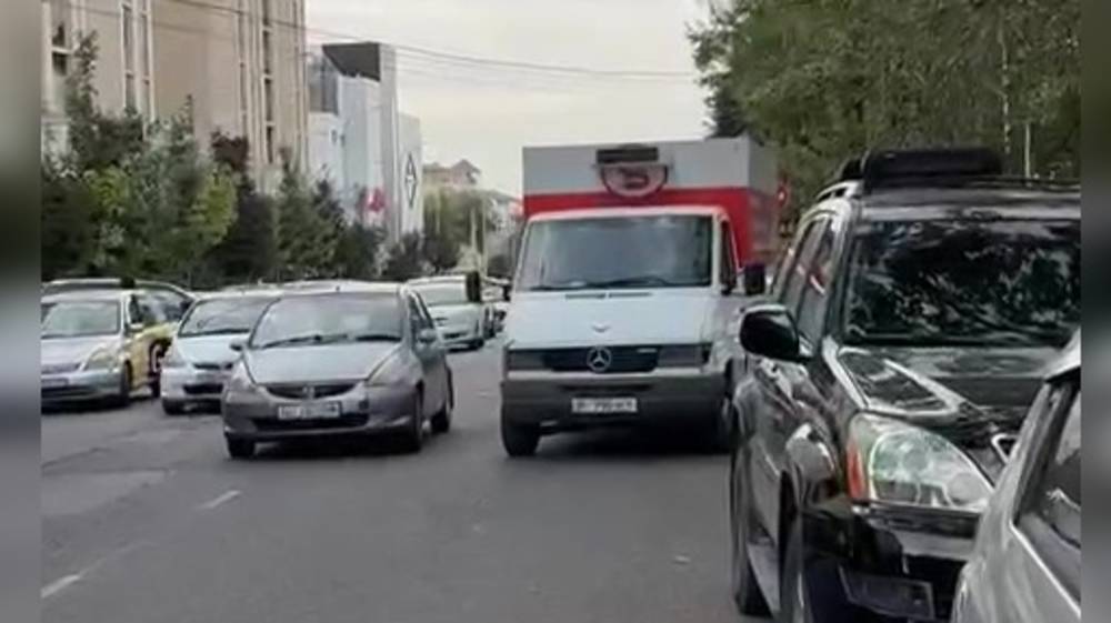 Водитель Mercedes-Benz Sprinter ведет стихийную торговлю на машине и мешает другим водителям, - горожанин