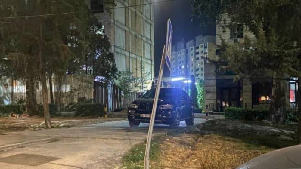 Водитель BMW X6 припарковался на пешеходной алее по Токомбаева