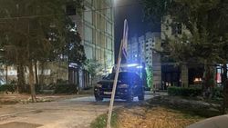 Водитель BMW X6 припарковался на пешеходной алее по Токомбаева