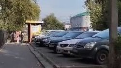 Остановка на ул.Московской снова заставлена машинами. Видео горожанки