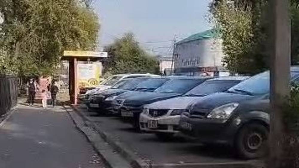 Остановка на ул.Московской снова заставлена машинами. Видео горожанки
