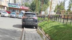 На аллее в Тунгуче снова припаркован автомобиль. Фото