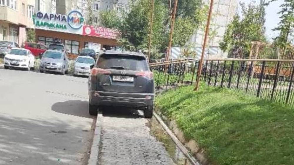 На аллее в Тунгуче снова припаркован автомобиль. Фото