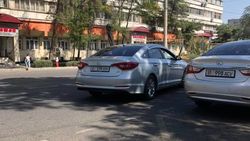 На остановке на Московской две «Сонаты» припарковались в два ряда. Фото