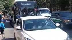 Водитель электромобиля припарковался на остановке, включил аварийку и ушел. Видео горожанина