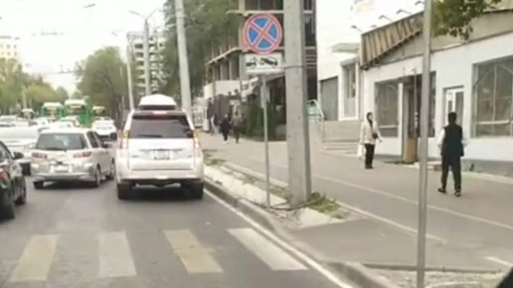 Водитель Lexus GX470 припарковался в неположенном месте на Советской, создав затор. Видео