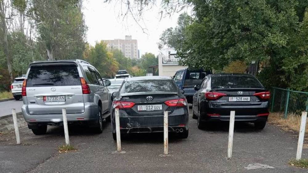 Водители продолжают парковаться на тротуаре по Абая возле музыкальной школы. Фото горожанина