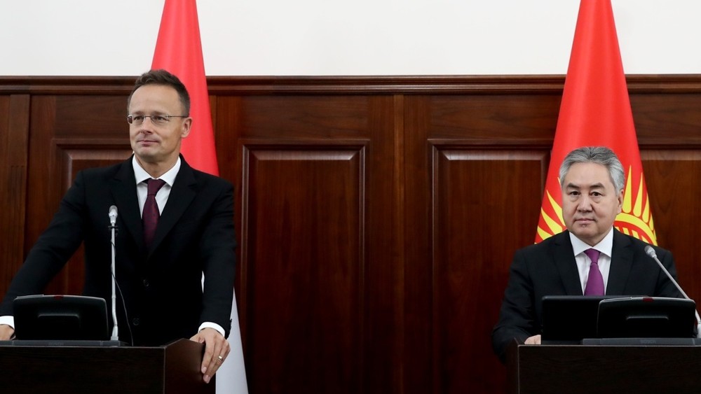 Жээнбек Кулубаев, Петер Сийярто