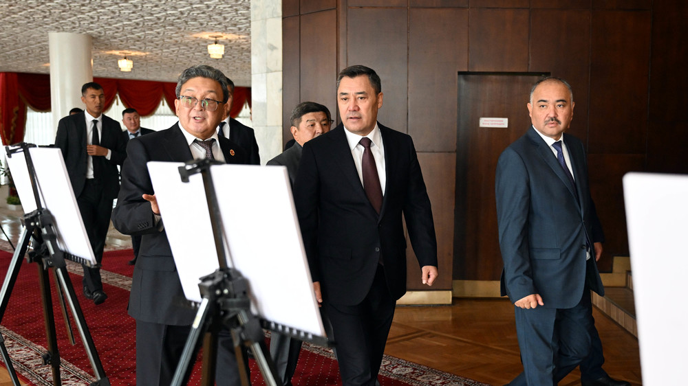 Председатель Верховного суда Замирбек Базарбеков, Садыр Жапаров и спикер Жогорку Кенеша Замирбек Базарбеков