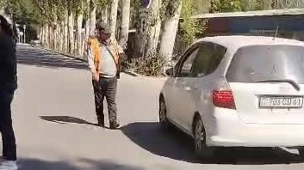 Парковщиков возле рынка «Мадина» уволили за то, что брали плату в воскресенье, - мэрия