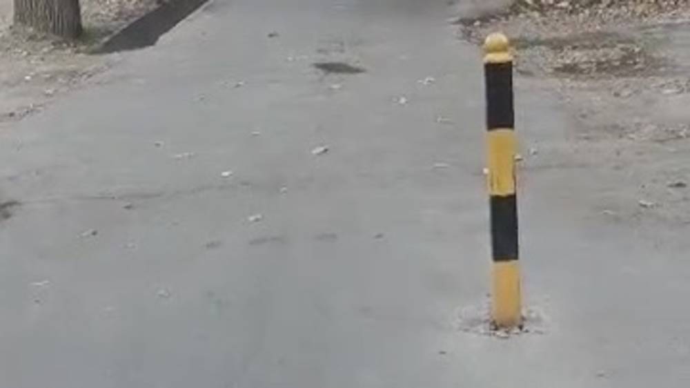 На Жибек Жолу сломали железную стойку, чтобы проезжать через тротуар. Видео
