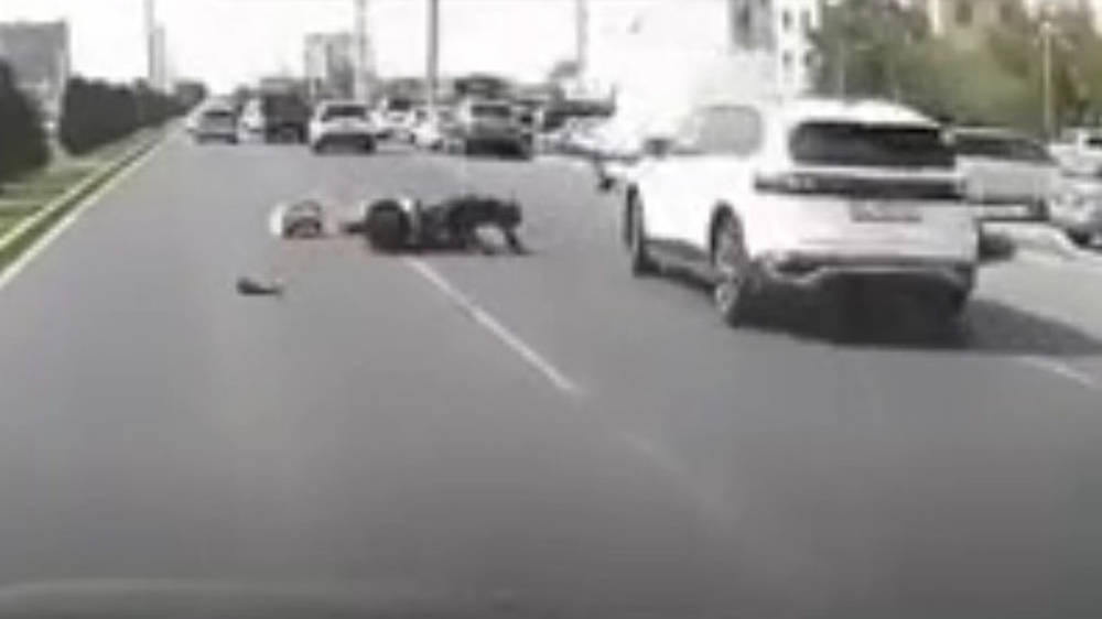 Доставщик на мопеде врезался в выезжающую машину. Видео