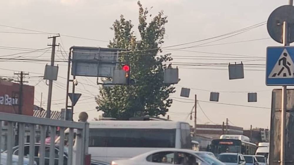 На Алматинке из-за дорожного знака не видно светофор. Фото