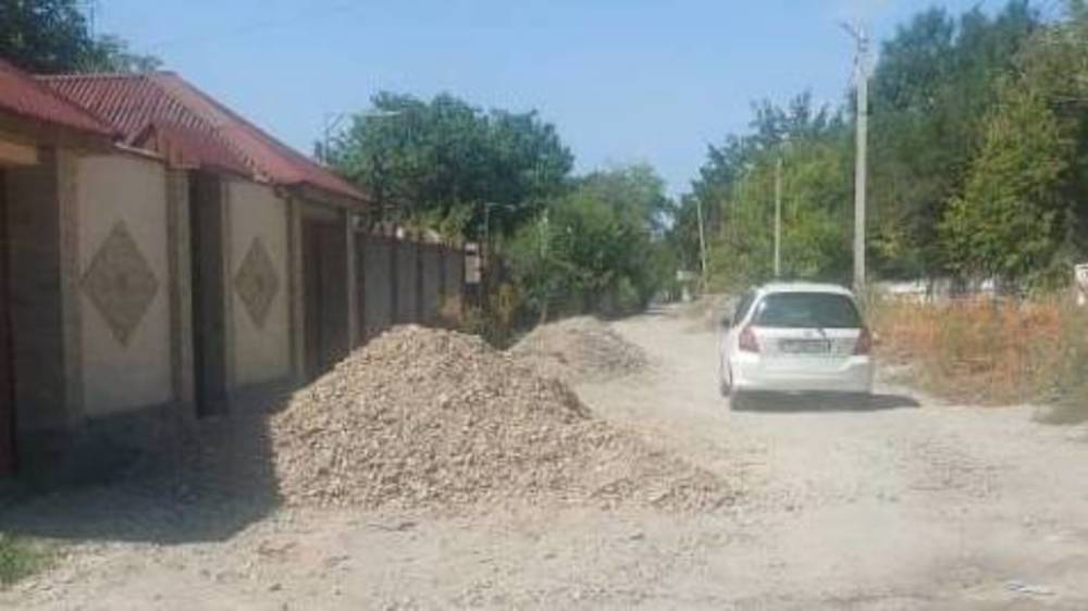 На ул.Нарвской год назад сняли старый асфальт, завезли щебень и оставили. Видео горожанина