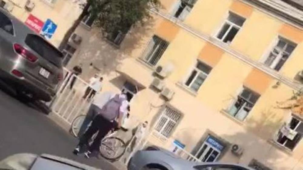 Возле Госрегистра сбили велосипедиста. Видео с месте ДТП