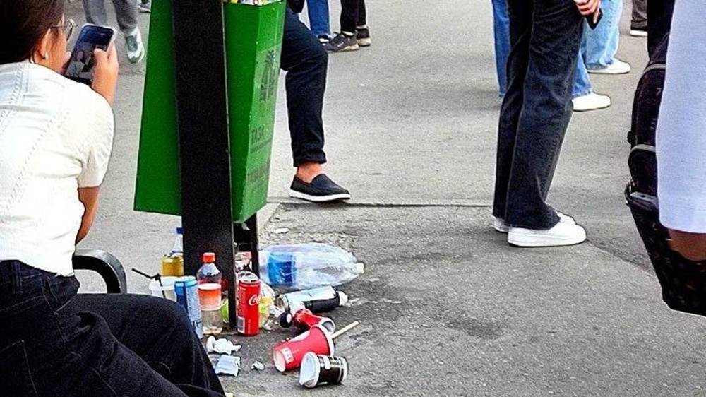 Тротуар по Советской в мусоре. Фото